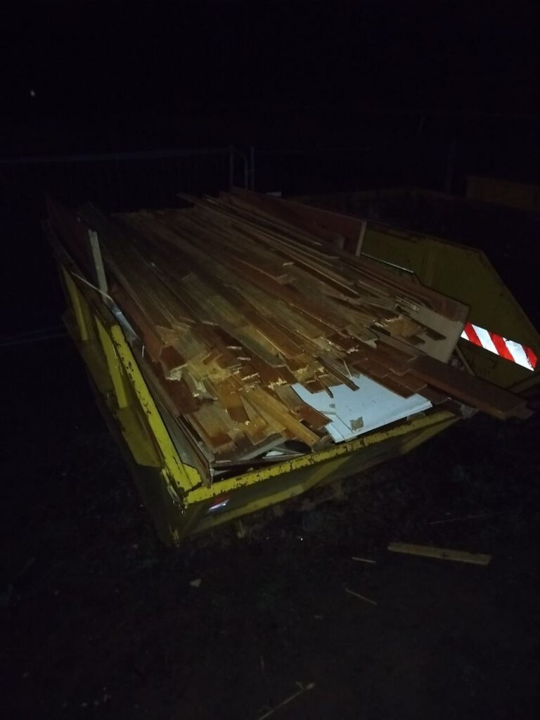 Container gefüllt mit Holzdecken